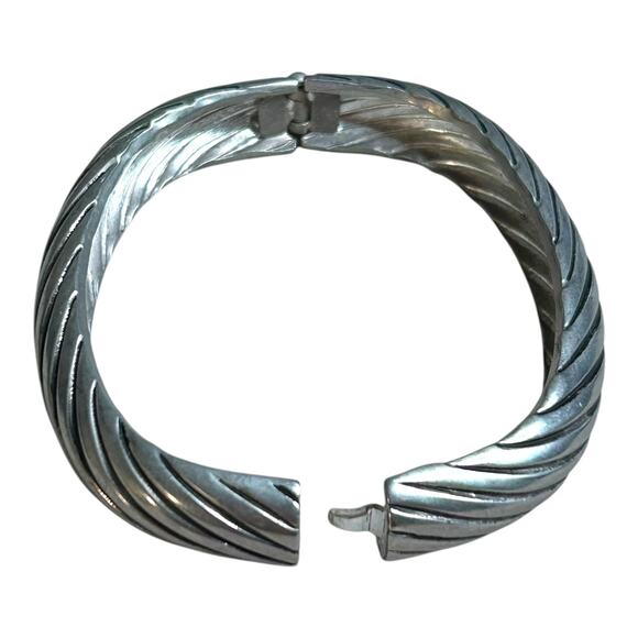 Twisted Lines Textured Oval Shape Satin Finish Darker Silver Tone Hinge Bangle - Picture 3 of 6